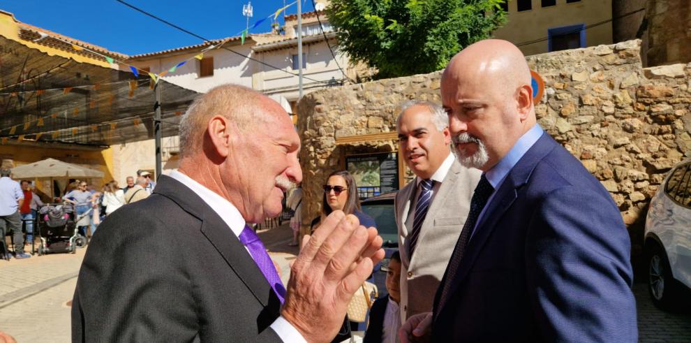 Juan Manuel Hernando conversa con el alcalde de Monterde, José Gracia