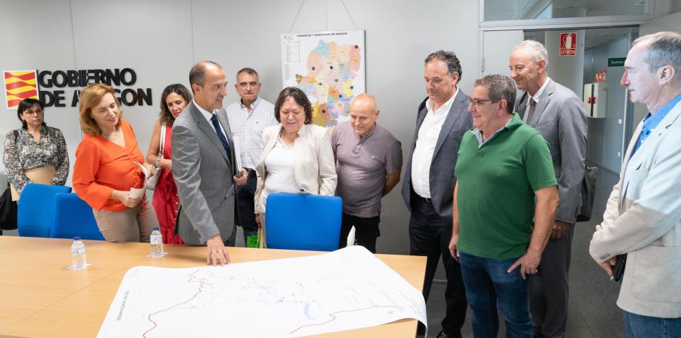 El consejero de Sanidad, José Luis Bancalero Flores, con los alcaldes de los alcaldes de los municipios afectados y técnicos del Gobierno aragonés