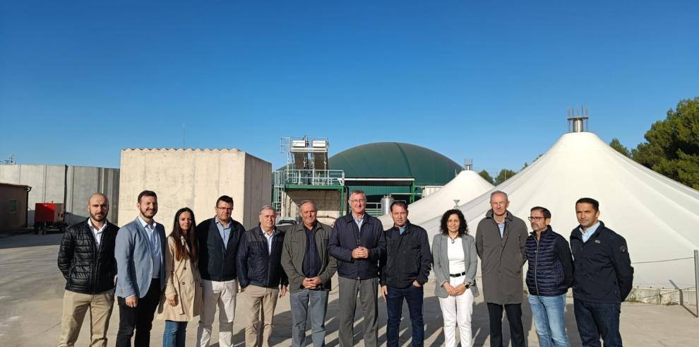 Blasco y y Estaún, en la planta de depuración de purines de Valderrobres junto a representantes comarcales y directivos del grupo Arcoiris.