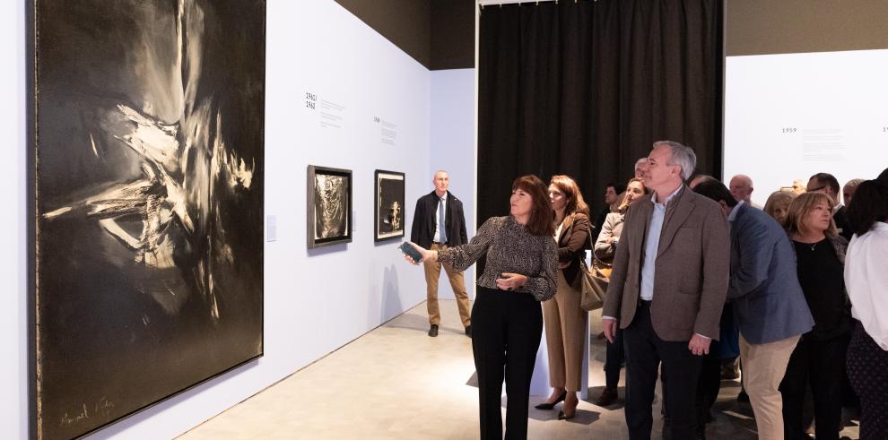 El presidente de Aragón, Jorge Azcón, ha inaugurado esta tarde la exposición 'Aragón y las Artes 1957-1975' en el IAACC Pablo Serrano.
