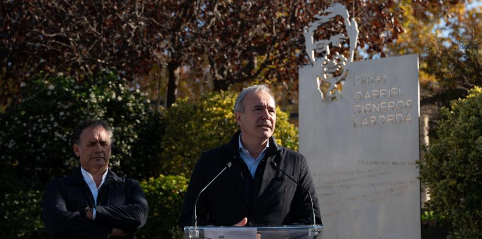 Jorge Azcón, junto al memorial a Gabriel Cisneros en Tarazona.