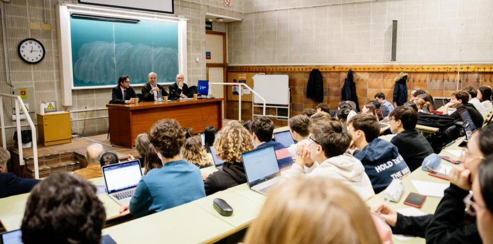 Imagen del artículo Jorge Azcón debate con alumnos de la Universidad de Zaragoza sobre la situación del Estado de Derecho en España
