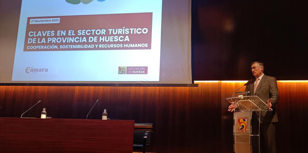 El consejero de Medio Ambiente y Turismo, Manuel Blasco, ha abierto la reunión del Hub turístico de la provincia de Huesca.