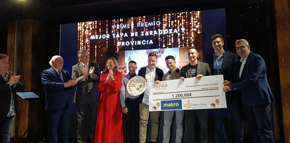 Blasco ha entregado el premio a la mejor tapa de Zaragoza, Donuts maño, de La Cava.