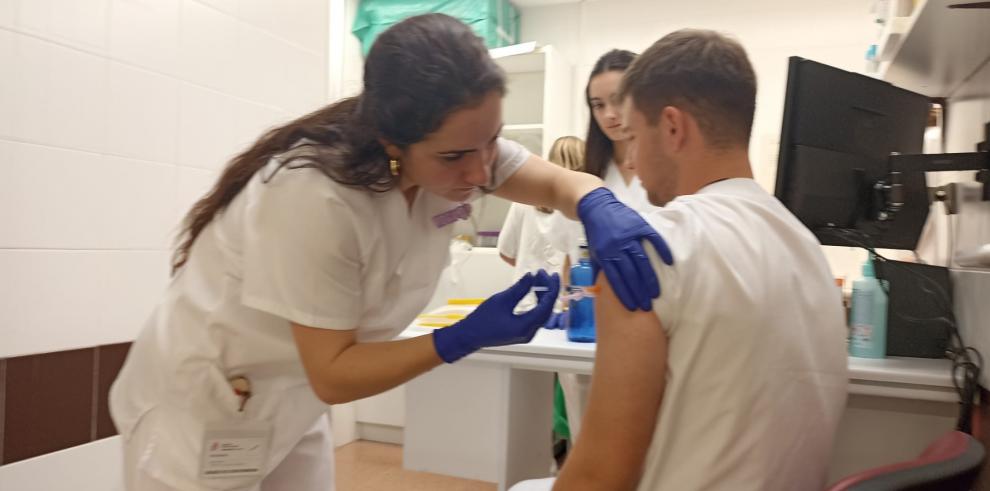 Estudiantes de Medicina y Ciencias de la Salud han sido vacunados hoy en el Hospital Clínico