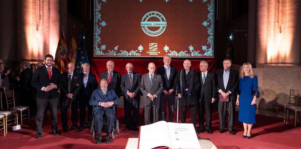 El presidente de Aragón, Jorge Azcón, ha entregado el I Premio Gabriel Cisneros a los valores constitucionales a los diputados y senadores aragoneses de la legislatura constituyente.