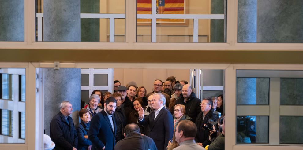 Azcón recibe en su despacho a los primeros visitantes del edificio Pignatelli el día de la Constitución