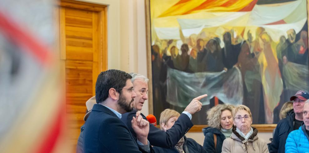 Azcón recibe en su despacho a los primeros visitantes del edificio Pignatelli el día de la Constitución