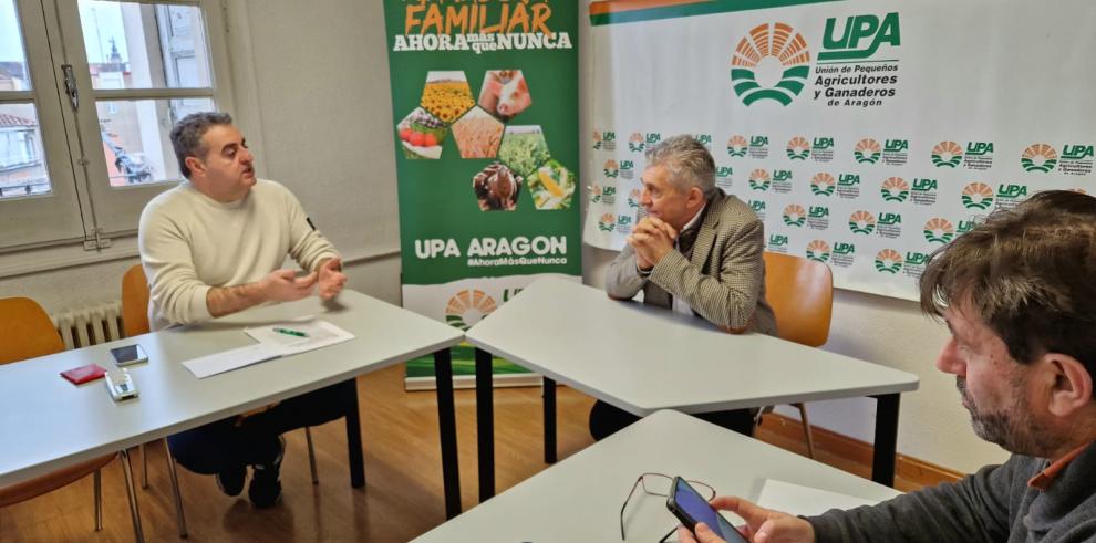 El consejero Samper visita UPA Aragón