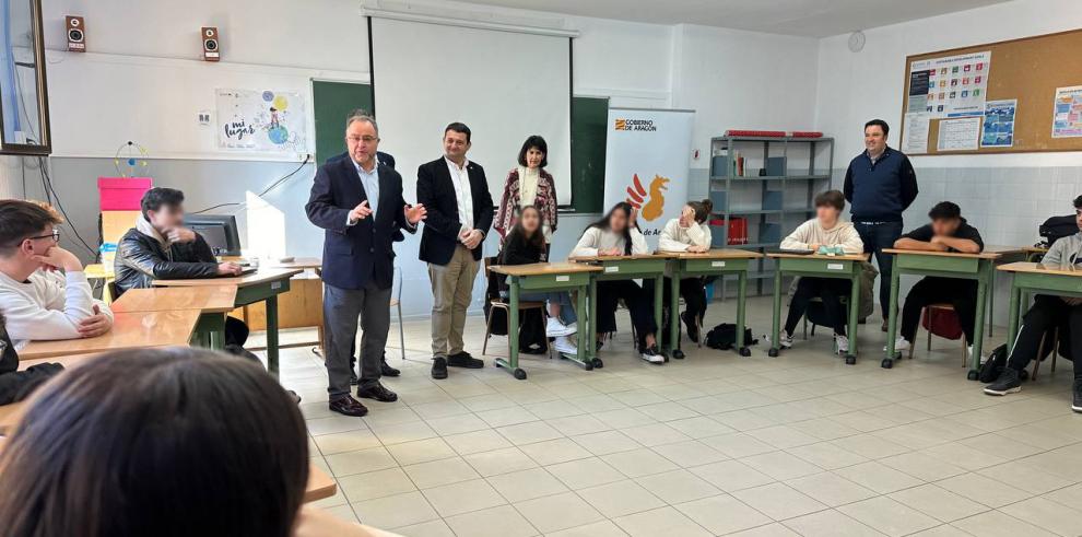 El director general de Desarrollo Estatutario, José María Fuster, ha asistido a la primera charla para escolares en Alcañiz.