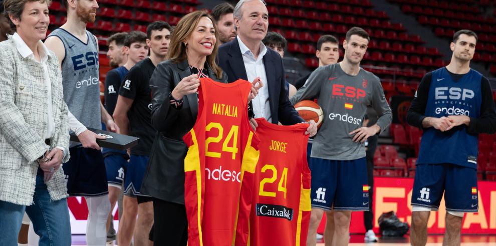 Azcón saluda a la Selección Española Masculina de Baloncesto