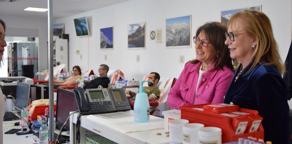 La gerente del Banco de Sangre y Tejidos de Aragón, Rosa Plantagenet-Whyte, enseña sus instalaciones a la presidenta de Cepyme Zaragoza, María Jesús Lorente.