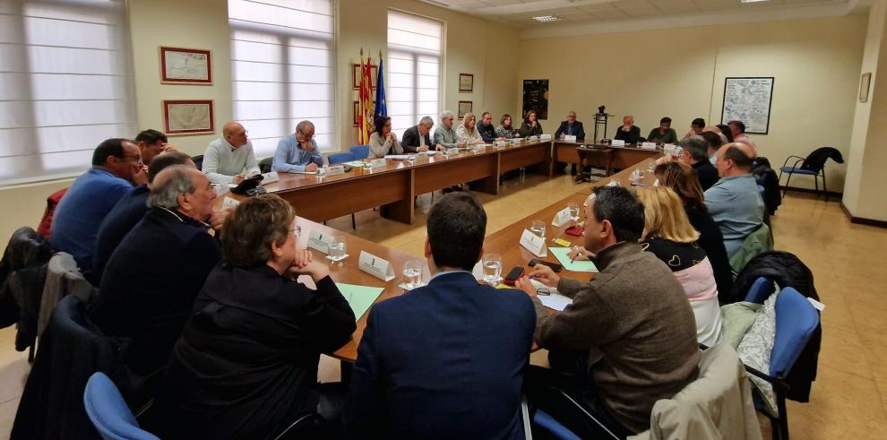 Reunión de alcaldes de la Ribera Alta y Baja del Ebro con el consejero Angel Samper