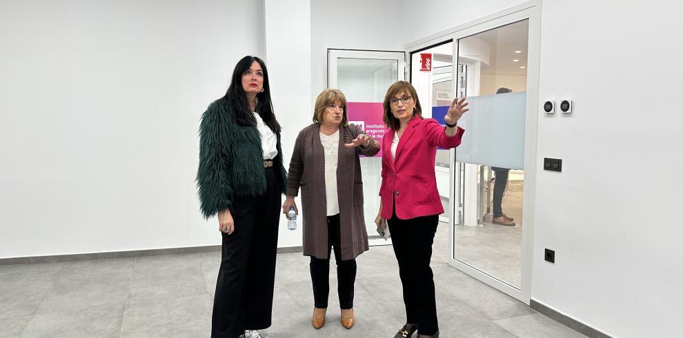 La consejera de Presidencia, la directora del IAM y la alcaldesa de Huesca en la visita al centro de crisis esta tarde.