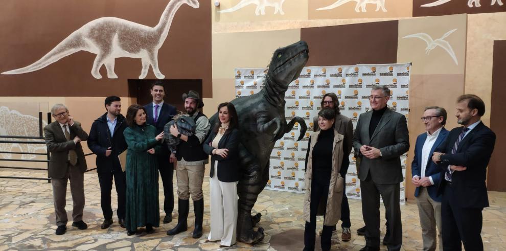 Blasco, Navarro y el resto de autoridades que integran el consejo de administración, junto al nuevo dinosaurio.