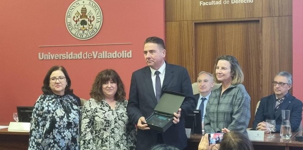 El director general de Relaciones Institucionales, Acción Exterior y Transparencia ha recogido los dos premios hoy en Valladolid, acompañado por las jefas de servicio de Transparencia y de Participación.