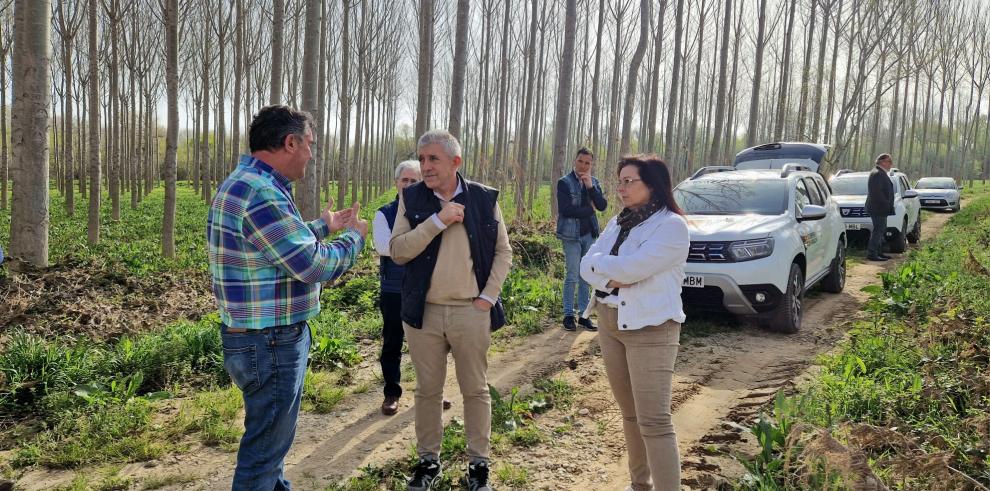 El consejero Samper junto a la directora general de Desarrollo Rural y el alcalde de Cabañas de Ebro