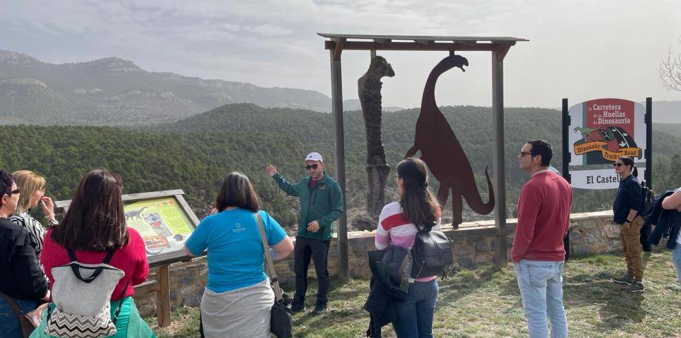 El paleontólogo Josué García Cobeña mostrando una de las paradas que conforman el Dinopaseo por El Castellar y su excepcional paisaje natural incluido dentro de la Red Natura 2000 del Gobierno de Aragón.