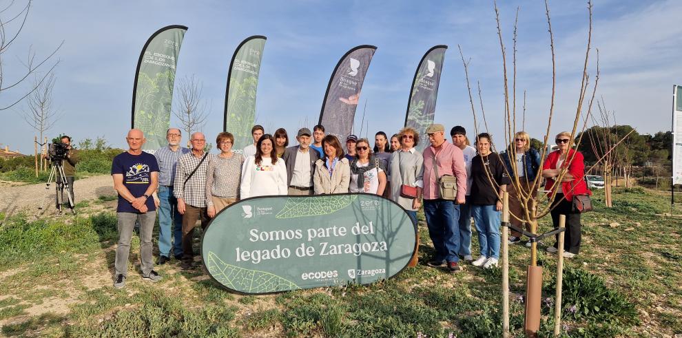 Autoridades y donantes en la inauguración del Bosque de los Donantes de Sangre de Zaragoza