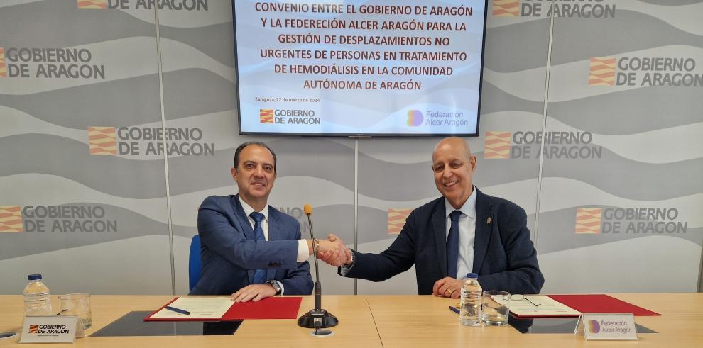 El consejero de Sanidad, José Luis Bancalero Flores, y el presidente de ALCER Ebro, Francisco Mohand Amar, tras la firma del convenio