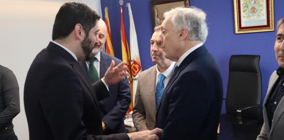 Nolasco y López conversan con el alcalde y presidente de la FAMCP, Carmelo Pérez.