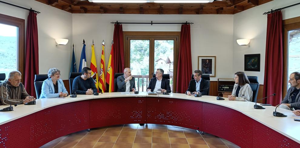Blasco, en el Ayuntamiento de Boltaña, en la reunión con la corporación municipal.