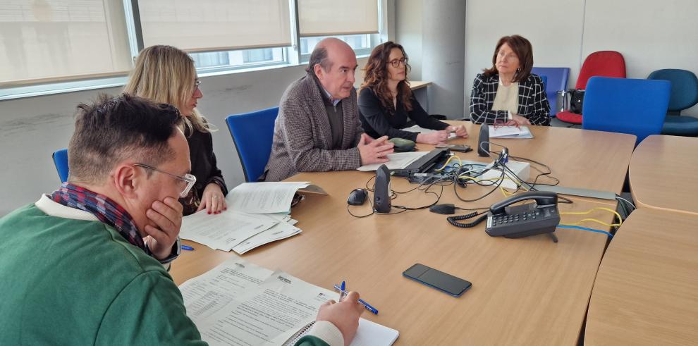 El director de Planificación, Ramón Boria, en el centro, con la coordinadora de trasplantes, Raquel Montoiro, a su derecha, en un momento de la reunión.