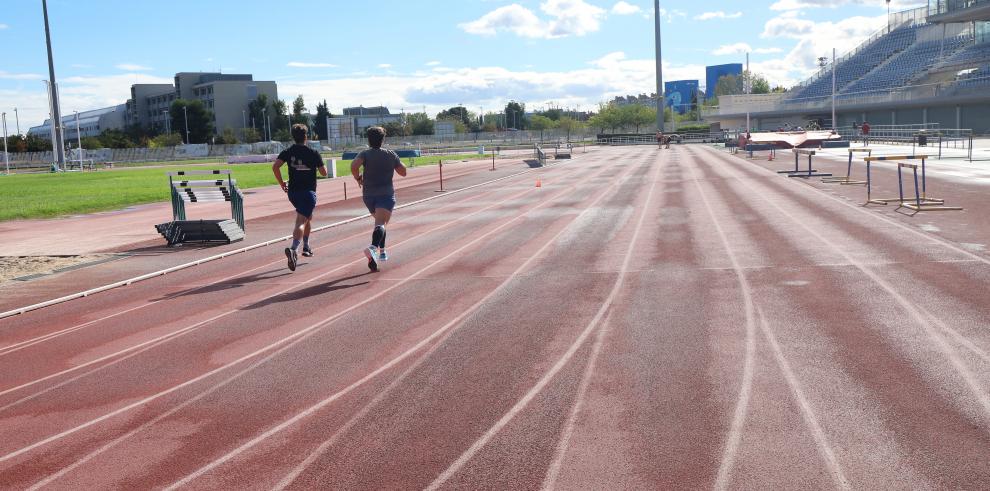 Atletas entrenando en las pistas del Centro Aragonés del Deporte.