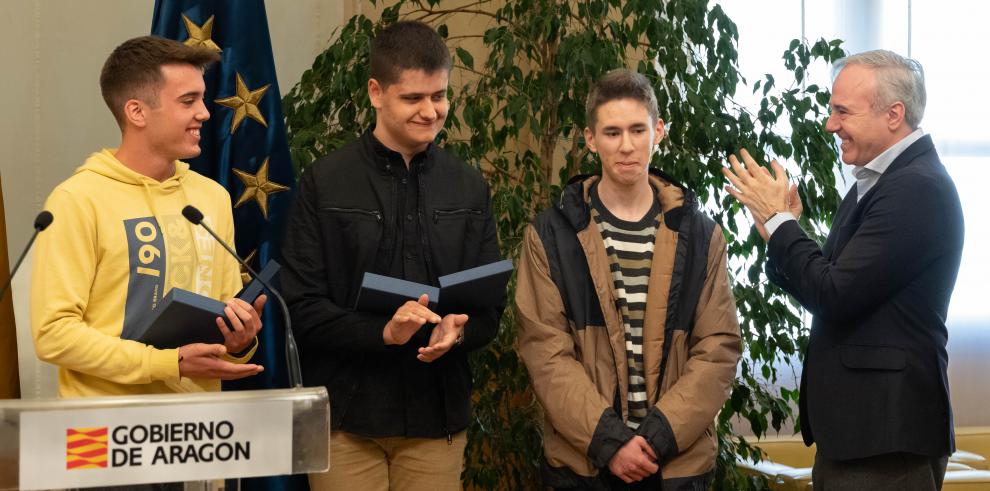 El presidente recibe a los estudiantes aragoneses premiados en las olimpiadas nacionales de Física, Matemáticas e Informática