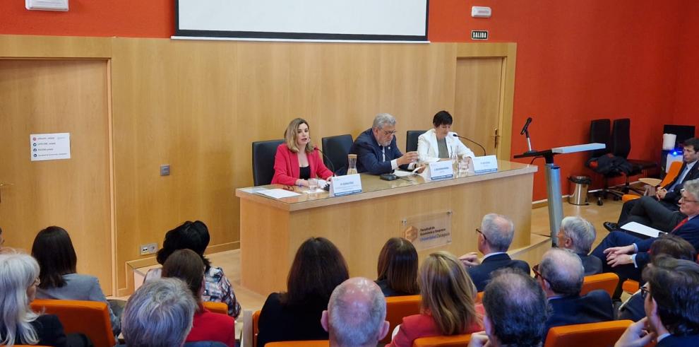 Claudia Pérez Forniés, durante su intervención en el acto de celebración de la Facultad de Economía y Empresa