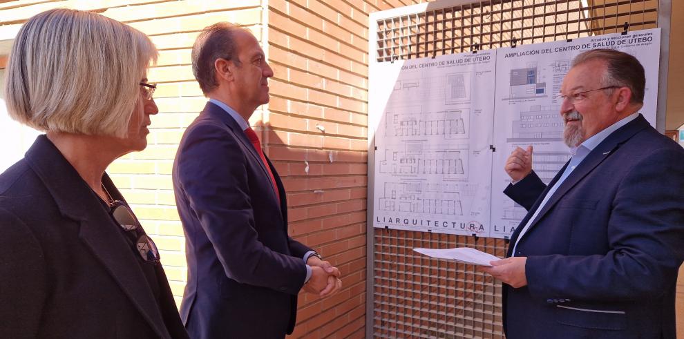 El arquitecto director de la obra, Joaquín Díaz, explica al consejero de Sanidad, José Luis Bancalero, y a la alcaldesa de Utebo, María Jesús Sariñena, la ampliación del centro