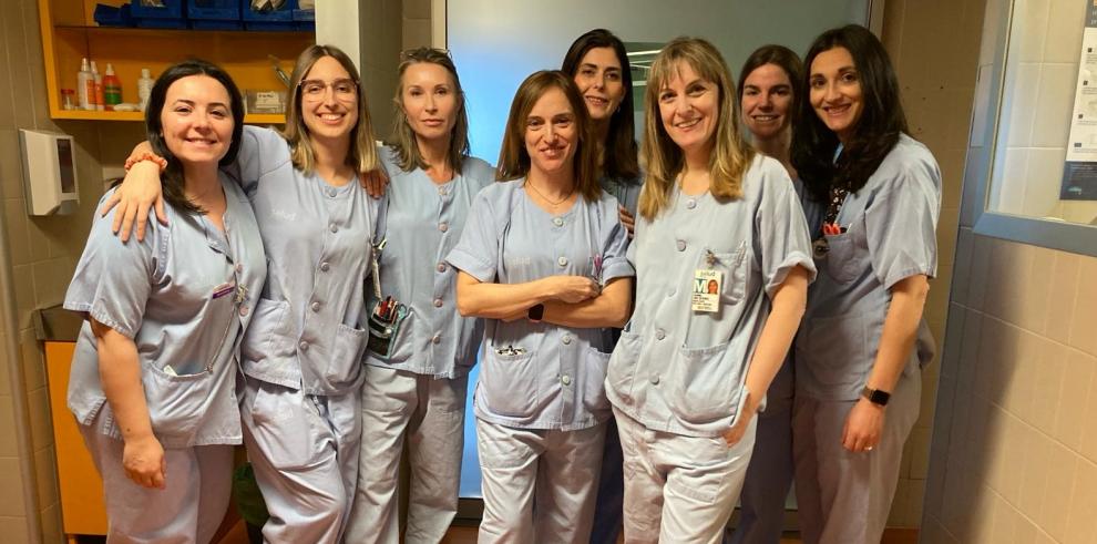 Equipo quirúrgico del Hospital Miguel Servet que realiza, por primera vez, una extirpación del útero con laparoscópica vía vaginal
