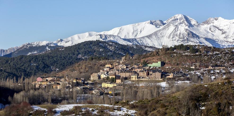 Laspaúles, en la comarca de la Ribagorza. con la sierra de Chía al fondo de la imagen.