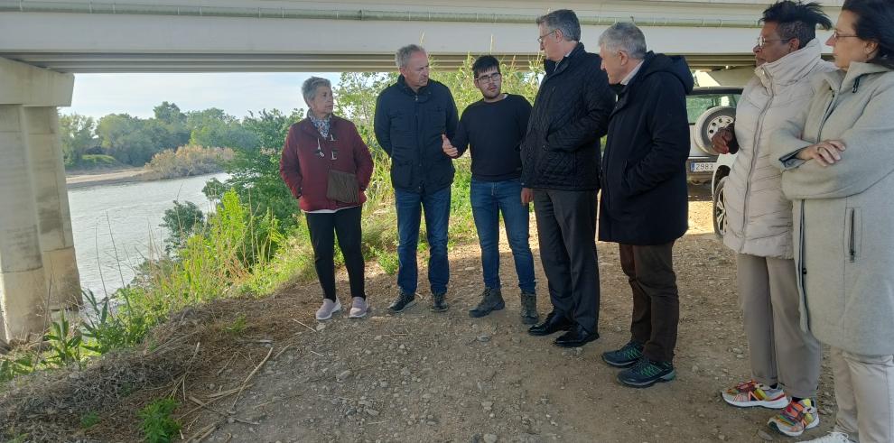 Los consejeros Samper y Blasco, junto al equipo municipal y el director gerente del Instituto Aragonés del Agua en la zona inundable.