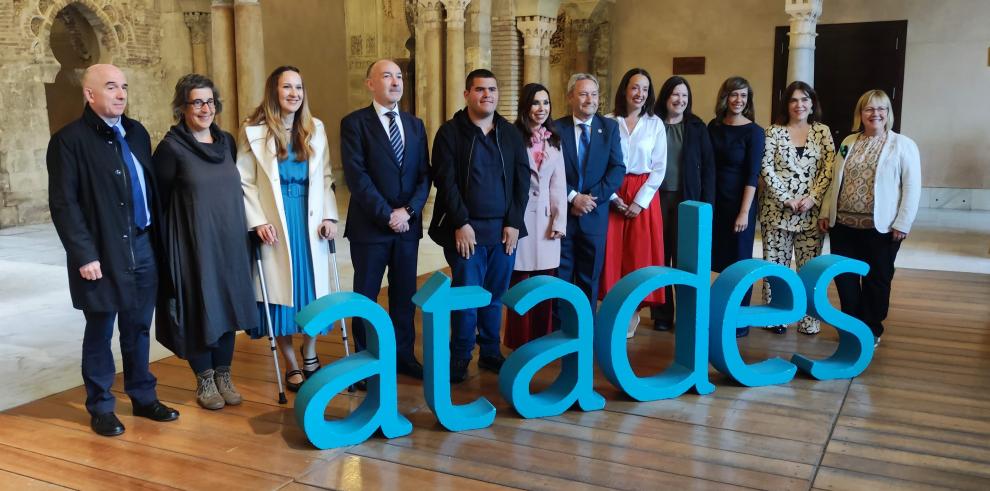 Foto de familia con las autoridades, el equipo de Atades y los galardonados en sus XV Premios